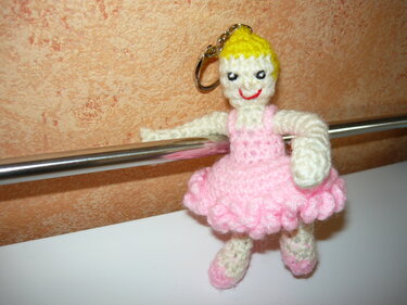 Mini Amigurumi Ballerina mit rosa Kleid und Metallring als Schlüsselanhänger