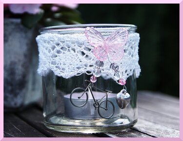 DIY-Glaswindlicht mit weißer gehäkelter Spitzenborte, Perlenanhängern, rosa Schmetterling, Metallanhängern (Fahrrad, Herz) und Teelicht