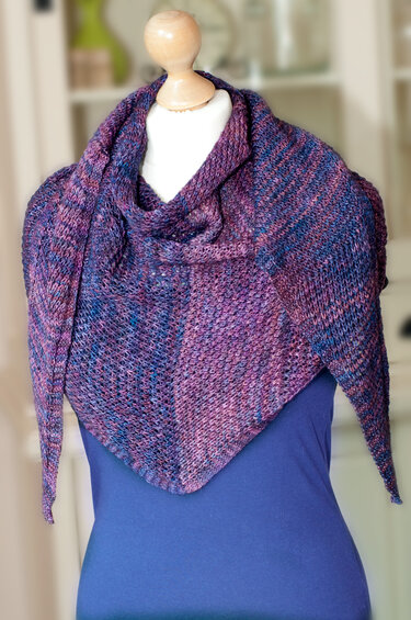 Schneiderpuppe mit gestricktem, violett-blau meliertem Dreieckstuch