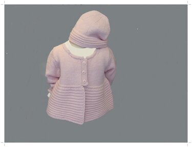 Zartrosa gestricktes Babyjäckchen mit drei Knöpfen am Rücken und passender Mütze auf einer Büste
