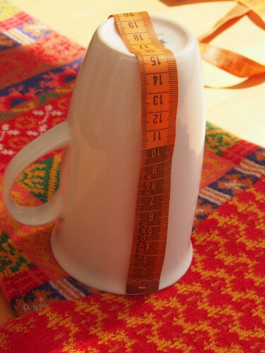 Upcycling "Tasse im Mantel" - lustige Tassenwärmer aus alten Kleidungsstücken - Basteln