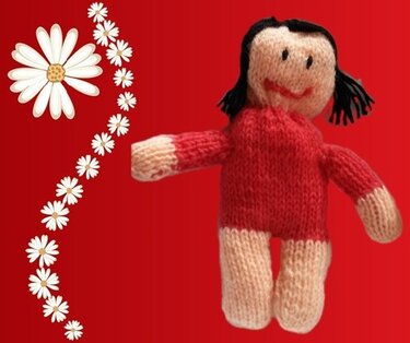 Gestrickte Amigurumi-Puppe in Rot und Beige vor rotem Hintergrund mit weißen Gänseblümchen