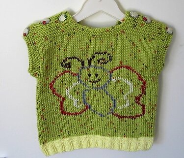 Ärmelloses grünes Baby-Top mit buntem Schmetterlingsmotiv und Schulterknöpfen