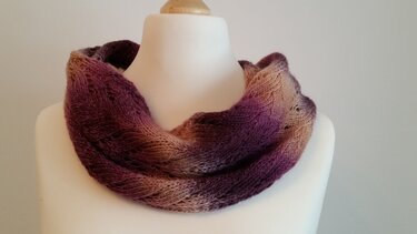 rundgestrickter Loop in Violett- und Beigetönen auf einer Schaufensterpuppe