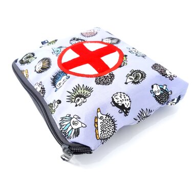 Lila Stofftäschchen mit Igelmuster und roter Kreuz-Applikation