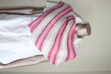 Dreieckstuch mit Rosé-, Beige- und Graustreifen und feinem Lochmuster an einem Mannequin