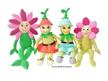 Vier gehäkelte Figuren: zwei Blumenkinder und zwei Wichtel