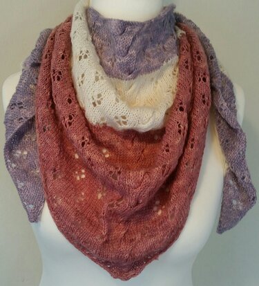 Dreieckstuch mit Ajourmuster in Rosa, Lila und Creme auf Büste drapiert