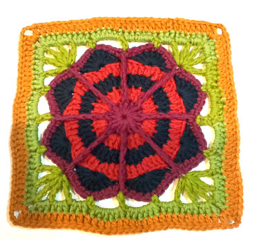 Gehäkeltes Quadrat mit roter Blüte, grünen Blättern und orangefarbenem Rand