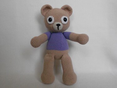 Gehäkelter Amigurumi-Teddybär beige mit lila Oberteil