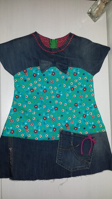 Kurzärmeliges Kinderkleid aus Jeans und türkisem Blumenstoff mit Schleife und aufgesetzter Tasche