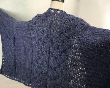 Cape-Mantel Bardolino gestrickt aus Woolly Hugs Sheep - Bild 10