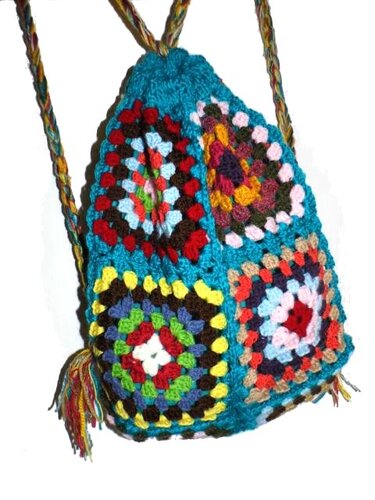 Boho-Rucksack aus farbigen Granny-Squares mit Kordelzug und Quasten