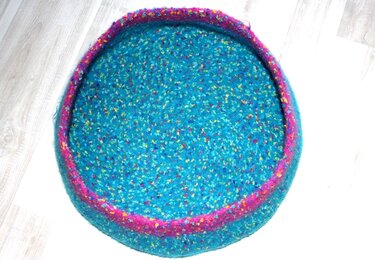 Katzenkorb, Hundekorb, Katzenbett, Hundebett, gestrickt und in der Maschine gefilzt - Felting