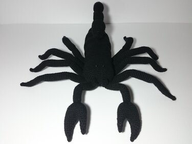 Schwarz gehäkelter Skorpion Amigurumi mit acht Beinen, Scheren und erhobenem Stachel