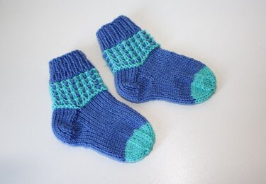 Paar handgestrickter Babysocken blau mit türkisem Zehen- und Bündchenakzent