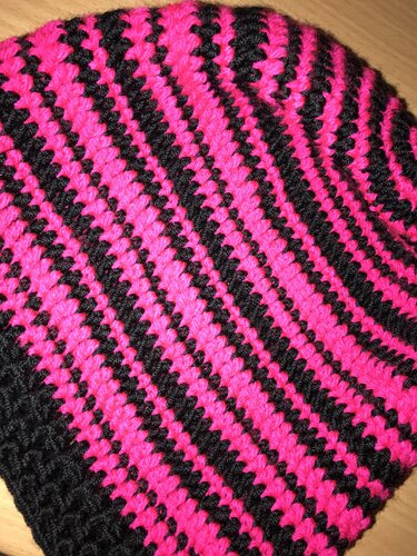 Gehäkelte Kinderbeanie mit schwarz‑neonpinken Streifen und breitem Rippenbund