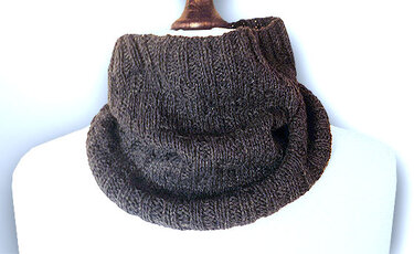 Dunkelgrauer gestrickter Loop-Schal mit Rippenmuster auf Schaufensterpuppe