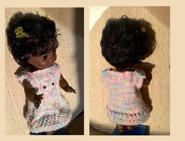 Puppe mit gestricktem Puppenkleid in Pastellfarben, Vorder- und Rückansicht