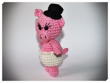 Niedliches gehäkeltes Glücksschweinchen in Rosa mit schwarzem Minihut