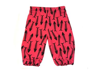 Rote Babyhose mit schwarzem Fischgrätenmuster, elastischer Bund und gesmokte Beinabschlüsse