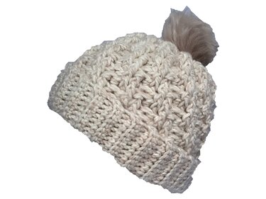 Cremefarbene gehäkelte Mütze mit Bommel und Strukturmuster