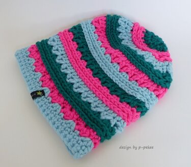 gehäkelte Beanie mit breiten Streifen in türkis, pink und hellblau, grobe Maschenstruktur
