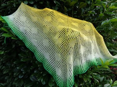 Gestricktes Dreieckstuch in Gelb‑Grün mit Lochmuster
