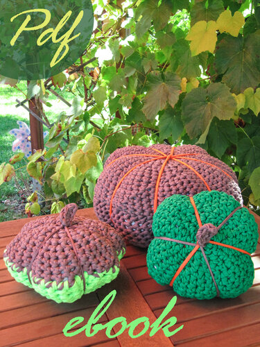 Drei gehäkelte Kürbisse mit sichtbarem 'ebook/PDF'-Schriftzug