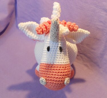 Gehäkeltes Amigurumi-Einhorn weiß mit rosa Schnauze und Horn