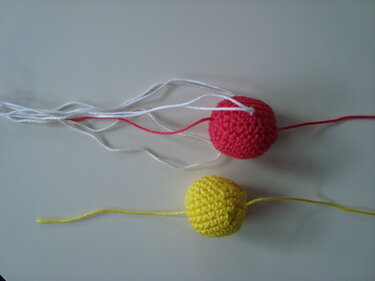 Häkelanleitung Katzenspielzeug / Ball / Reizangel