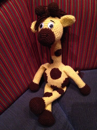 Amigurumi-Giraffe mit langem Hals, braunen Flecken und gehäkelten Hörnchen