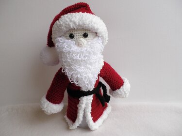 Praktische Häkelidee: Amigurumi-Weihnachtsmann mit Gürtel und Bommelmütze