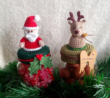 Zwei Gläser mit gehäkelten Weihnachtsdeckeln, Nikolaus und Rentier