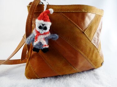Pinguin Baby Frosti - knuddeliger Anhänger für Tannenbaum, Schlüssel oder Tasche - Häkeln