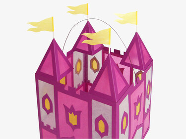 Rosa Papierlaterne in Schlossform mit vier Türmen, gelben Fenstern und Drahtgriff