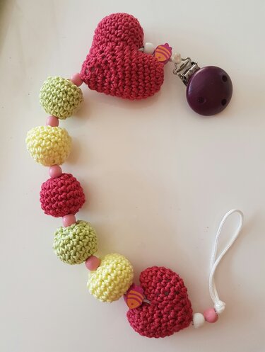 Gehäkelte Schnullerkette mit roten Herzen, gelben und grünen Perlen, Metallclip und Schlaufe