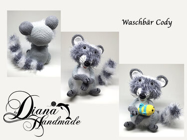 Drei Ansichten eines grau-weißen, gehäkelten Waschbären; eine Ansicht zeigt ihn mit einem gelb-blauen gehäkelten Fisch.