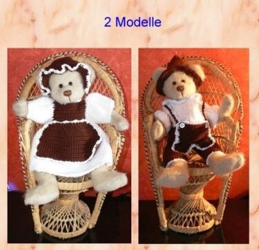 Zwei gehäkelte Amigurumi-Teddybären in traditionellen Puppenkleidern auf Rattanstühlen