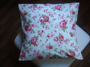 Quadratischer Kissenbezug mit floralem Rosenprint auf hellem Hintergrund