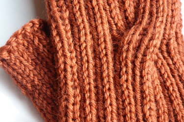 Nahaufnahme: gerippter Strick in rostbraun