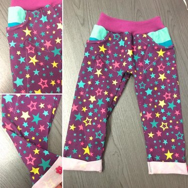 Detailansichten einer Kinderhose mit Sternenmuster, kontrastfarbenen Taschen und elastischem Bündchen