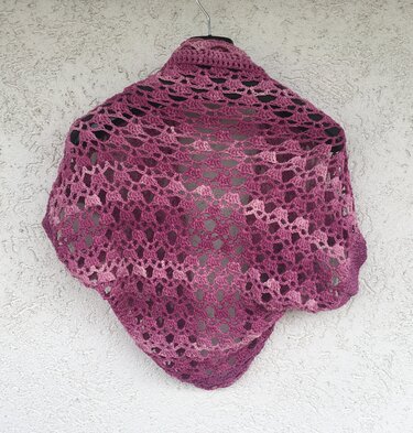 Gehäkeltes Dreieckstuch in Rosa und Lila mit offenem Muschelmuster, aufgehängt