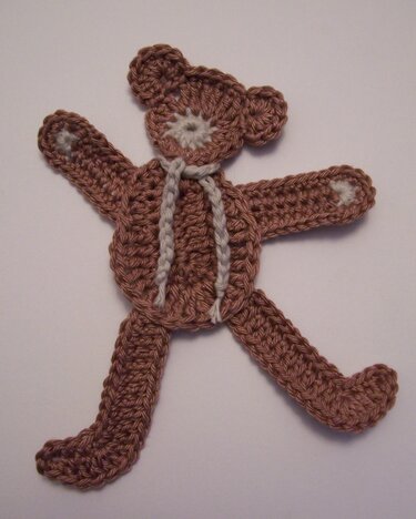 flache gehäkelte Bären-Applikation braun mit weißen Details