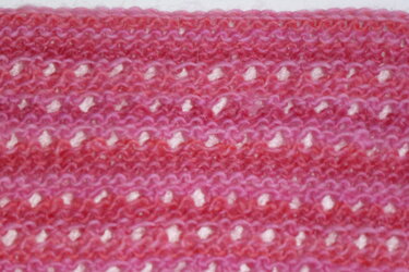Loop gestrickt mit Lochmuster - Bild 6