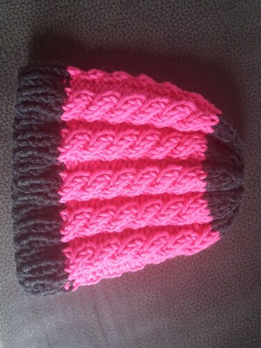 Strickmütze in Pink und Grau mit Zopfmuster