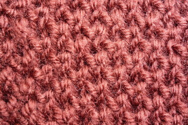 Voluminöse, flauschige Strickmaschen in warmem Rosé