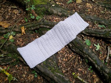 Textured infinity scarf knitting pattern "Eminence Grise"