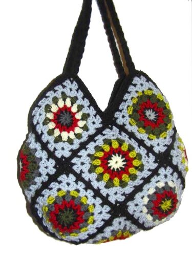 Gehäkelte Umhängetasche aus Granny Squares mit hellblauen Rändern und bunten Zentren, schwarze Träger