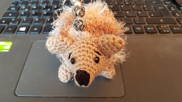 Gehäkelter Igel-Schlüsselanhänger mit flauschigem Stachelgarn und Schlüsselring